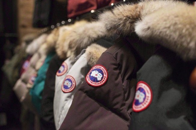 加拿大知名高檔羽絨外套品牌「加拿大鵝」(Canada Goose)宣布，從2022年開始，將不再購買新皮草，改用供應鏈與市場上現有存貨的改造皮草。(取自推特)